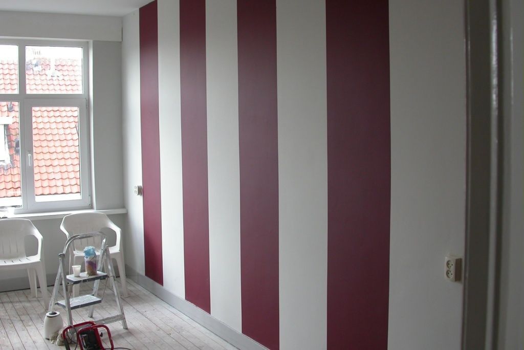 Ruimte met strak aangebracht gestreept behang