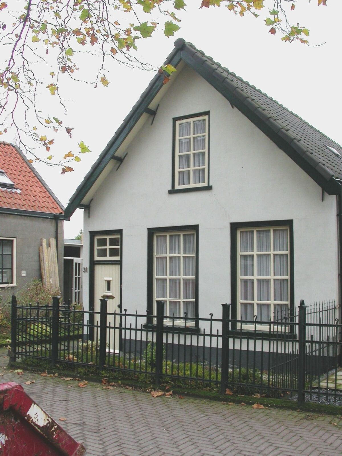 Witte woning met geschilderde kozijnen en luiken